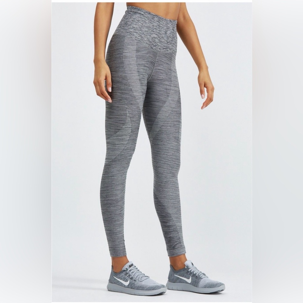 NikePro Nike Training Power Sculpt
Victory Leggings Gray Women's Leggings